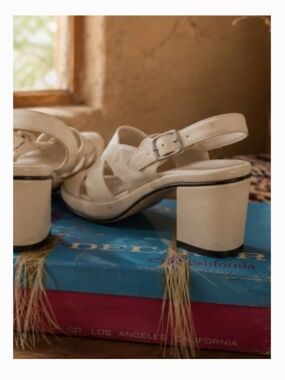 Vintage 70s White Leather Cutout Slingback Block Heel Sandals 7 Italy